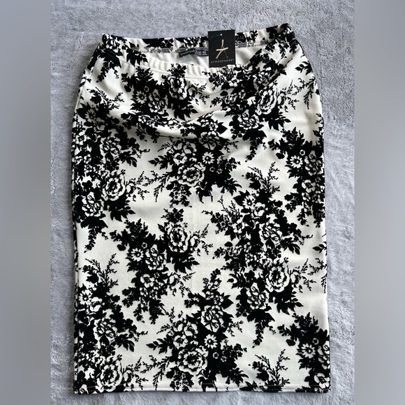 Shapely European skirt by Atmosphere. - Picture 2 of 3